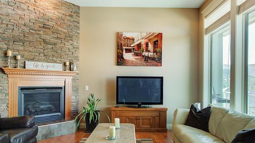 1095 Hume Avenue, Kelowna, BC - Indoor Photo Showing Living Room With Fireplace