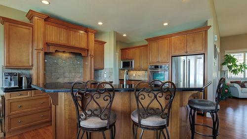 1095 Hume Avenue, Kelowna, BC - Indoor Photo Showing Kitchen