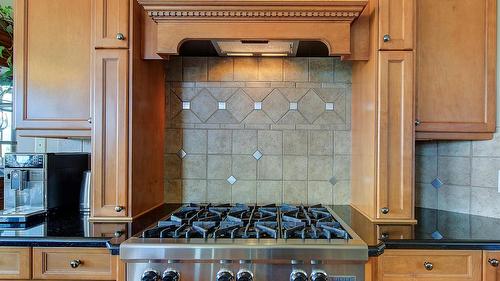 1095 Hume Avenue, Kelowna, BC - Indoor Photo Showing Kitchen