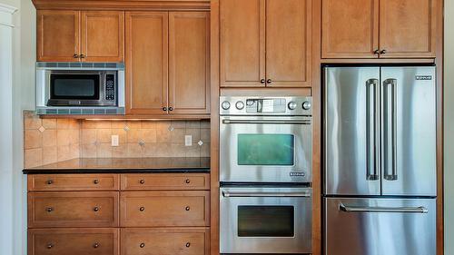 1095 Hume Avenue, Kelowna, BC - Indoor Photo Showing Kitchen