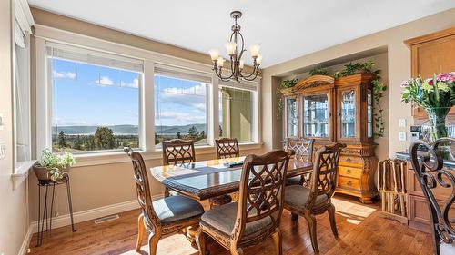1095 Hume Avenue, Kelowna, BC - Indoor Photo Showing Dining Room