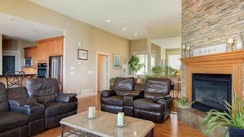 1095 Hume Avenue, Kelowna, BC - Indoor Photo Showing Living Room With Fireplace