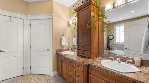 1095 Hume Avenue, Kelowna, BC - Indoor Photo Showing Bathroom