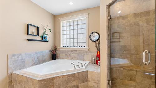 1095 Hume Avenue, Kelowna, BC - Indoor Photo Showing Bathroom