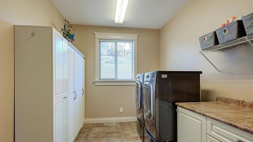 1095 Hume Avenue, Kelowna, BC - Indoor Photo Showing Laundry Room