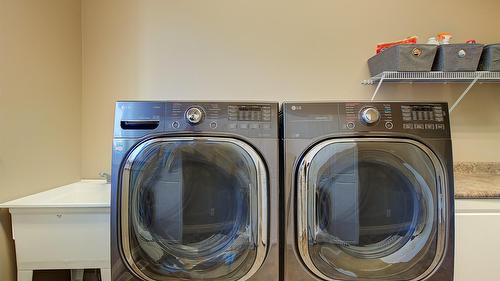 1095 Hume Avenue, Kelowna, BC - Indoor Photo Showing Laundry Room