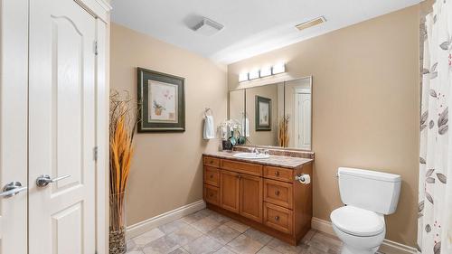 1095 Hume Avenue, Kelowna, BC - Indoor Photo Showing Bathroom