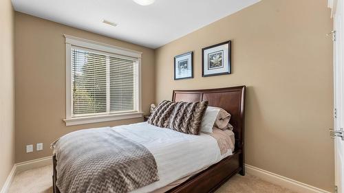 1095 Hume Avenue, Kelowna, BC - Indoor Photo Showing Bedroom