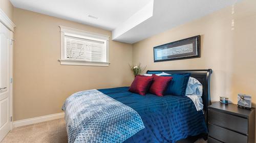 1095 Hume Avenue, Kelowna, BC - Indoor Photo Showing Bedroom