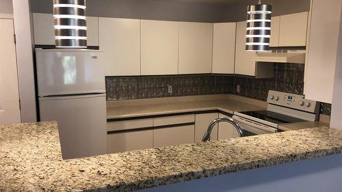 310-400 Sutton Crescent, Kelowna, BC - Indoor Photo Showing Kitchen
