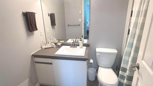 310-400 Sutton Crescent, Kelowna, BC - Indoor Photo Showing Bathroom
