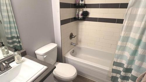 310-400 Sutton Crescent, Kelowna, BC - Indoor Photo Showing Bathroom