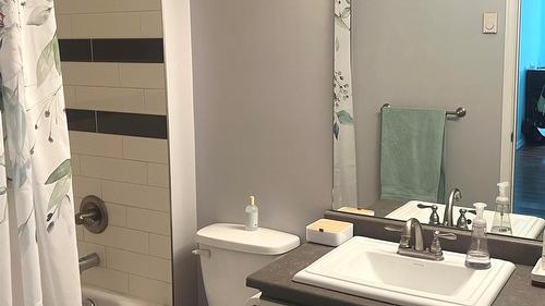 310-400 Sutton Crescent, Kelowna, BC - Indoor Photo Showing Bathroom
