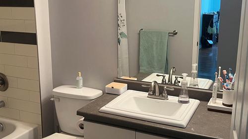 310-400 Sutton Crescent, Kelowna, BC - Indoor Photo Showing Bathroom