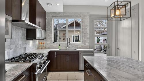 1900 Water Street, Kelowna, BC - Indoor Photo Showing Kitchen With Upgraded Kitchen