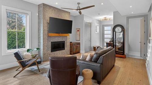1900 Water Street, Kelowna, BC - Indoor Photo Showing Living Room With Fireplace