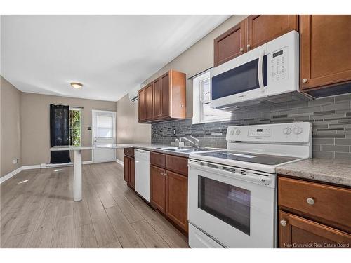 90-92 Edward St, Moncton, NB - Indoor Photo Showing Kitchen