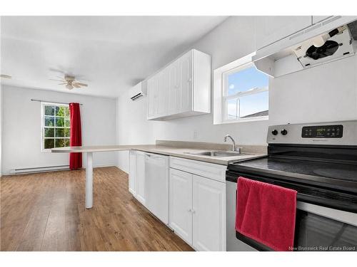 90-92 Edward St, Moncton, NB - Indoor Photo Showing Kitchen