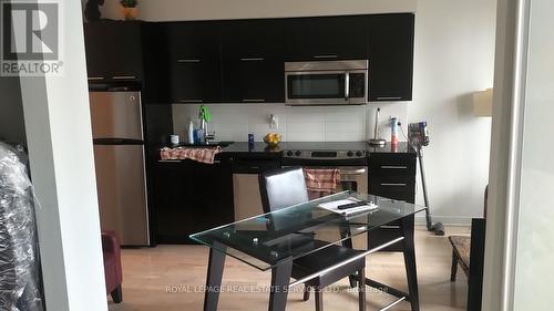 1609 - 126 Simcoe Street, Toronto, ON - Indoor Photo Showing Kitchen With Upgraded Kitchen