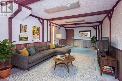 93 - 100 Burrows Hall Boulevard, Toronto, ON - Indoor Photo Showing Living Room