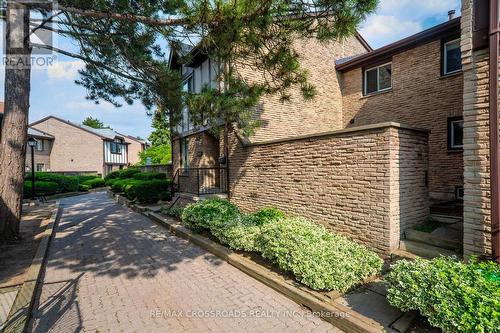 93 - 100 Burrows Hall Boulevard, Toronto, ON - Outdoor