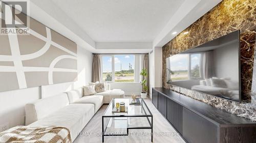 215 - 273 South Park Road, Markham, ON - Indoor Photo Showing Living Room