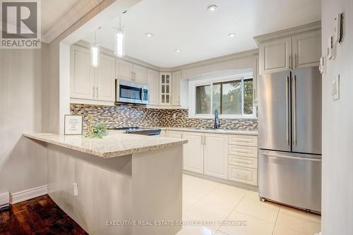 68 Briar Path Nw, Brampton, ON - Indoor Photo Showing Kitchen With Upgraded Kitchen