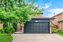 2542 POLLARD DRIVE  Mississauga, ON L5C 3H1