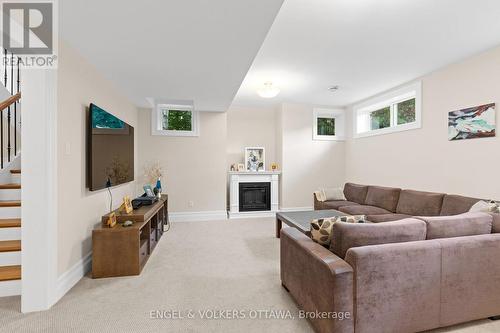 1408 Blackhorse Court, Ottawa, ON - Indoor Photo Showing Living Room