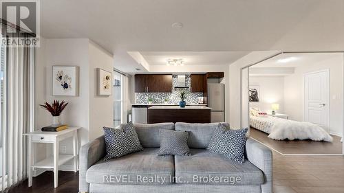 306 - 352 Front Street W, Toronto (Waterfront Communities), ON - Indoor Photo Showing Living Room
