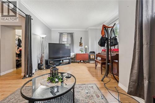 27 Roseview Avenue, Cambridge, ON - Indoor Photo Showing Living Room