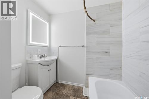 825 L Avenue N, Saskatoon, SK - Indoor Photo Showing Bathroom