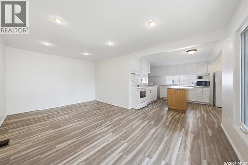 825 L Avenue N, Saskatoon, SK - Indoor Photo Showing Kitchen