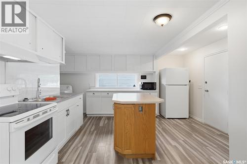 825 L Avenue N, Saskatoon, SK - Indoor Photo Showing Kitchen