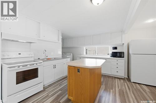 825 L Avenue N, Saskatoon, SK - Indoor Photo Showing Kitchen