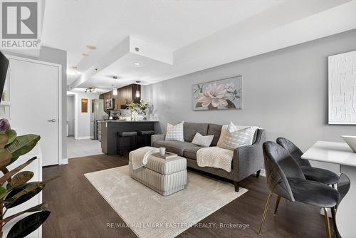 Living Room - Th3 - 11 Superior Avenue, Toronto (Mimico), ON - Indoor Photo Showing Living Room