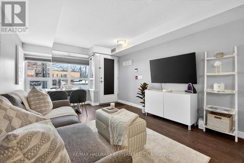Living Room - Th3 - 11 Superior Avenue, Toronto (Mimico), ON - Indoor Photo Showing Living Room