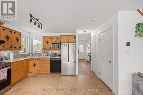2 Fenwick Court, St. Thomas, ON - Indoor Photo Showing Kitchen