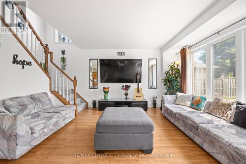 2 Fenwick Court, St. Thomas, ON - Indoor Photo Showing Living Room