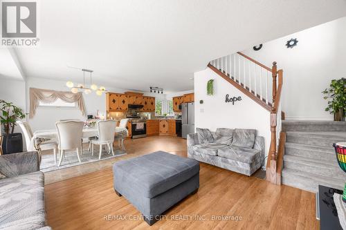 2 Fenwick Court, St. Thomas, ON - Indoor Photo Showing Living Room