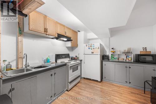 2 Fenwick Court, St. Thomas, ON - Indoor Photo Showing Kitchen With Double Sink