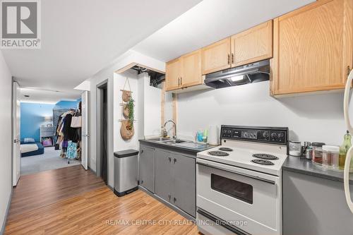 2 Fenwick Court, St. Thomas, ON - Indoor Photo Showing Kitchen With Double Sink
