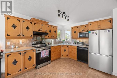 2 Fenwick Court, St. Thomas, ON - Indoor Photo Showing Kitchen
