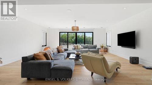 1547 John Quinn Road, Ottawa, ON - Indoor Photo Showing Living Room