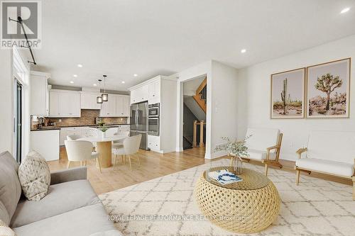 523 Adamson Crescent, Ottawa, ON - Indoor Photo Showing Living Room