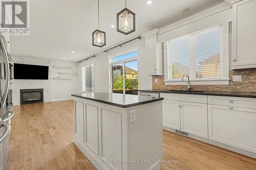523 Adamson Crescent, Ottawa, ON - Indoor Photo Showing Kitchen With Upgraded Kitchen