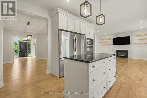 523 Adamson Crescent, Ottawa, ON - Indoor Photo Showing Kitchen