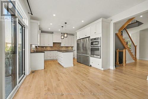 523 Adamson Crescent, Ottawa, ON - Indoor Photo Showing Kitchen With Upgraded Kitchen