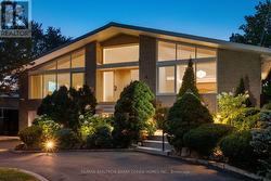6 DENMARK CRESCENT  Toronto, ON M2R 1J4
