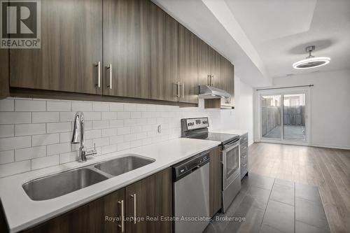40 - 2059 Weston Road, Toronto, ON - Indoor Photo Showing Kitchen With Stainless Steel Kitchen With Double Sink With Upgraded Kitchen